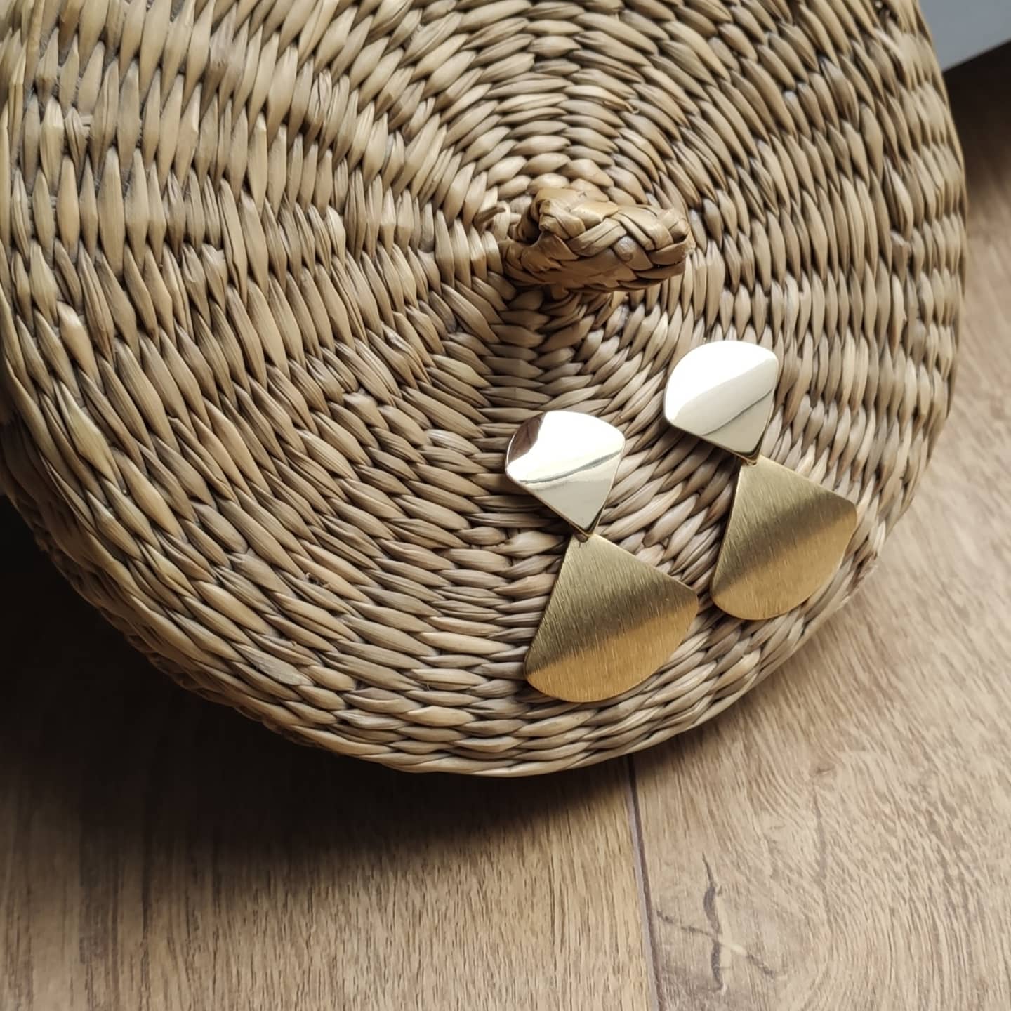 1637412469579 Pendientes Abanico Dorado - detalle 2 - bisutería artesanal Katarsis
