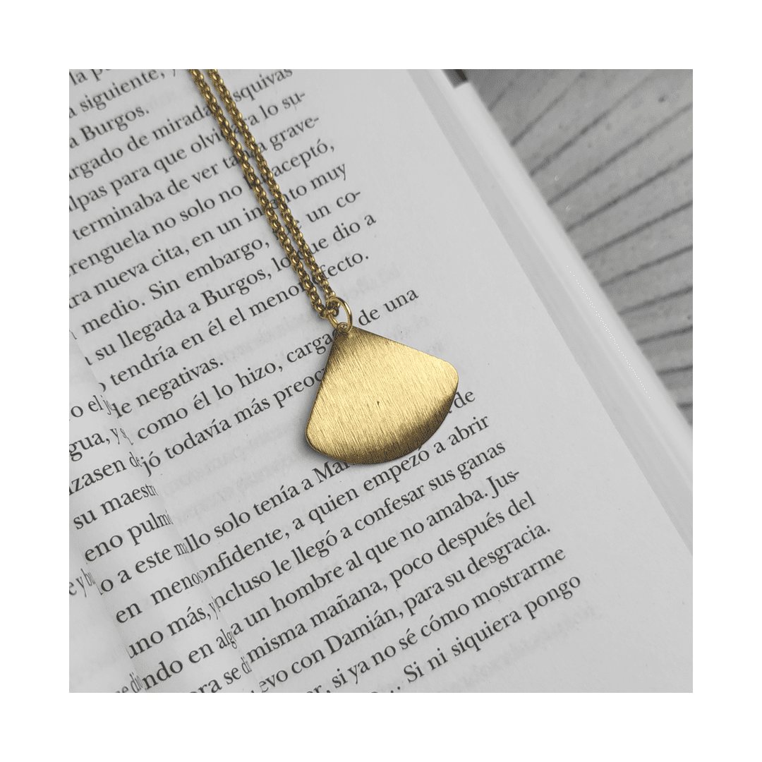collar en libro Collar Abanico Dorado - detalle 2 - bisutería artesanal Katarsis